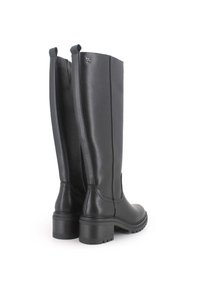 Botas altas de cuero negro con una textura suave, punta redonda, tacón bajo en bloque y tira de agarre en la parte trasera, que presentan un diseño elegante.