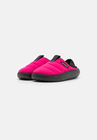 Rosa vadderade slip-on skor med svarta detaljer, som har en texturerad gummisula och en logotypdetalj på sidan. Lätt och avslappnad design.