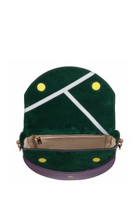 Borsa verde in suede con pattina arrotondata, base in pelle viola, accessori in oro e strisce bianche a contrasto. L'interno presenta una tasca con zip.