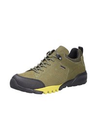 Scarpa da trekking verde con punta in gomma nera e suola gialla flessibile. Presenta una tomaia testurizzata, lacci robusti e un tallone rinforzato per supporto.