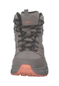Graue Wanderstiefel mit schwarzen und orangefarbenen Schnürsenkeln, strukturiertem Stoff, gepolstertem Schaft und einer kontrastierenden rosa Gummisohle mit Profilgestaltung.