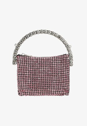 Petit sac à main incrusté de strass roses et doté d'une poignée incurvée composée de gros bijoux clairs.