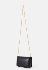 Černá kožená crossbody taška se zlatým řetízkovým popruhem, obdélníkového tvaru, hladkého textury a s překlopným uzávěrem.