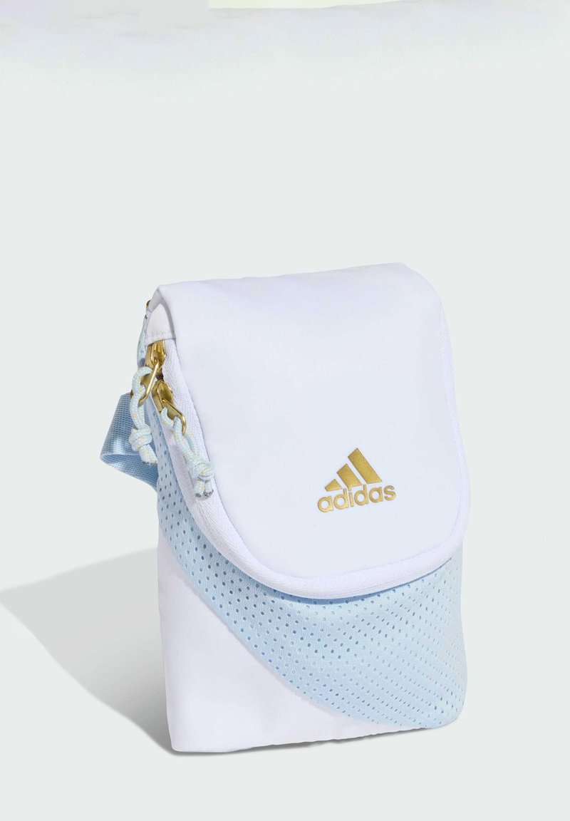 Witte en lichtblauwe Adidas crossbodytas met klepsluiting, gouden logo aan de voorkant, rits en stoffen schouderband tegen een effen achtergrond.