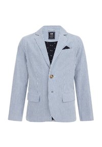 Blazer rayé bleu clair et blanc avec un col cranté, deux poches avant et une fermeture à bouton unique. Doublure intérieure à motif noir.