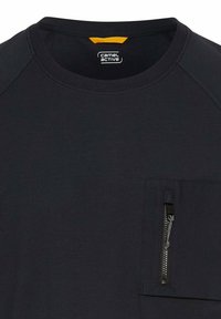 Marine T-shirt med rund halsudskæring, korte raglanærmer og en frontlomme med lynlåslukning. Stoffet er en bomuldsblanding med en glat tekstur.