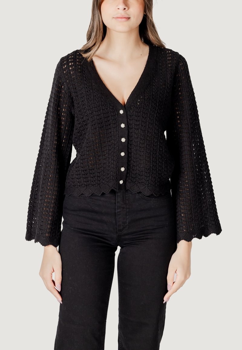 Cardigan en crochet noir avec un décolleté en V, un ourlet festonné et de longues manches cloche. Présente des boutons en argent à l'avant et un motif complexe.