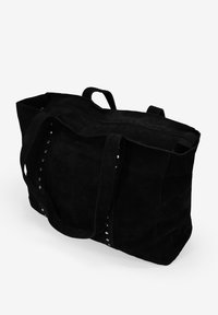 Bolso tote de ante negro con dos asas, cierre de cremallera y adornos de tachuelas plateadas a lo largo de los laterales. Textura suave y un interior espacioso.