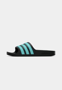 Zwarte slippers met drie turquoise strepen over de bovenkant, een getextureerde zwarte zool en een reliëf merklogo aan de zijkant.