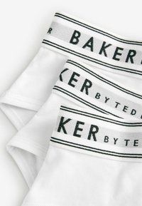 Boxer-culottes en coton blanc avec une large ceinture élastique présentant un design à rayures grises et noires et le texte "BAKER BY TED".
