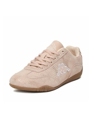 Jasnoróżowy teksturowany niski sneaker z sznurowadłami, brązową podeszwą i białym logo na boku i języku, ukazany pod kątem, aby pokazać przód i bok.