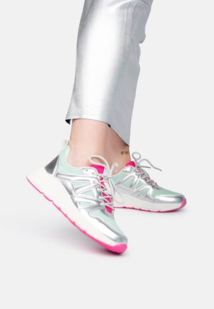 Sportieve sneakers met een lichtgroen gaas bovenwerk, metallic zilveren accenten, roze veters en een gestructureerde witte zool met roze details.