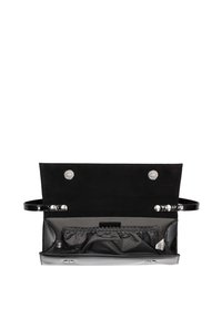 Pochette rectangulaire noire avec finition brillante, rabat ouvert, poche intérieure élastique et fermetures à boutons-pression sur fond blanc.