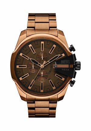 Montre-bracelet en métal rose gold avec cadran marron, trois sous-cadrans, protège-couronne noir et affichage de la date à 3 heures.