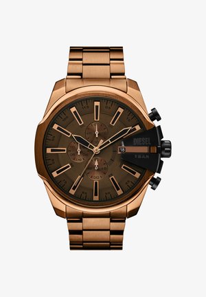Armbanduhr aus Roségold-Metall mit braunem Zifferblatt, drei Totalisatoren, schwarzem Kronenschutz und Datumsanzeige bei 3 Uhr.