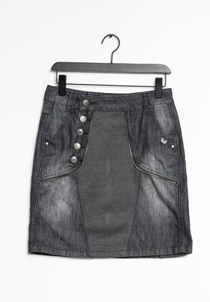 Džínová sukně v tmavě šedé barvě, s přiléhavým střihem, předním zapínáním na knoflíky, dvěma bočními kapsami a zipovým detailem na pravé straně.