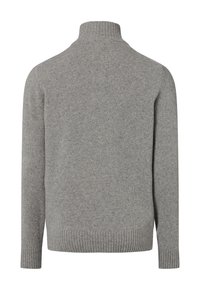 Grijze gebreide trui met een hoge kraag, geribbelde boorden en onderrand. Zachte textuur en gemiddelde dikte. Eenvoudig ontwerp, zonder zichtbare patronen of hardware.