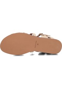 Platte sandaal met een beige bandontwerp, een verstelbare gesp en een getextureerde bruine rubberen zool. De onderkant bevat informatie over "gemaakt in Spanje" en maatdetails.