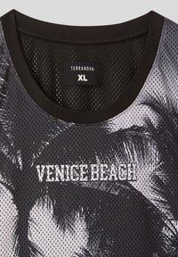 T-shirt nera in mesh con la scritta "VENICE BEACH" in lettere bianche, caratterizzata da una grafica di foglie di palma. Collo rotondo nero, etichetta che riporta "TERRANOVA XL".