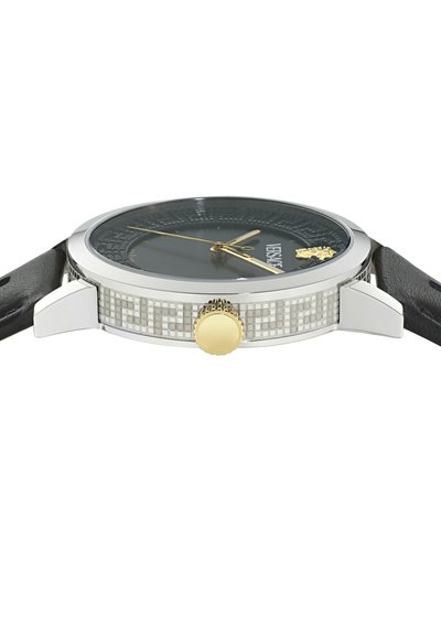 Rund silverklocka med svart urtavla, gyllene visare och krona, svart läderrem och gyllene Medusa-emblem nära kl 12.