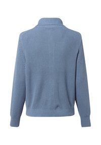 Blauwe gebreide trui met een hoge kraag, geribde manchetten en zoom, met een textuurpatroon op de achterkant. De stof lijkt zacht en warm.