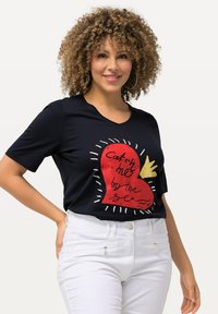 Ulla Popken CATCH ME BY THE SEA GRAPHIC  - Triko s potiskem - navy blue