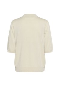 Svetlý krémový sveter s krátkym rukávom a jemnou textúrou, okrúhlym výstrihom a rebrovanými manžetami a lemom. Jednoduchý dizajn bez ďalších vzorov.