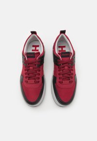HUGO KILIAN - Matalavartiset tennarit - open red
