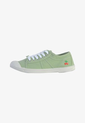 Groene canvas sneakers met witte veters, rubberen teenkap en gestructureerde zijpanelen, met rode kersenborduursel aan de zijkant.