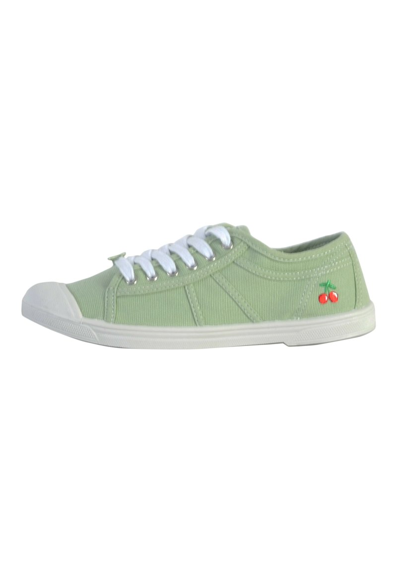 Sneaker in tela verde con lacci bianchi, punta in gomma e pannelli laterali texturizzati, con ricamo di ciliegi rossi sul lato.