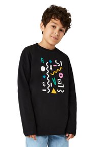 Schwarzes Langarm-T-Shirt mit bunten geometrischen Mustern in Weiß, Pink, Gelb, Grün und Blau; lockere Passform mit Rundhalsausschnitt.