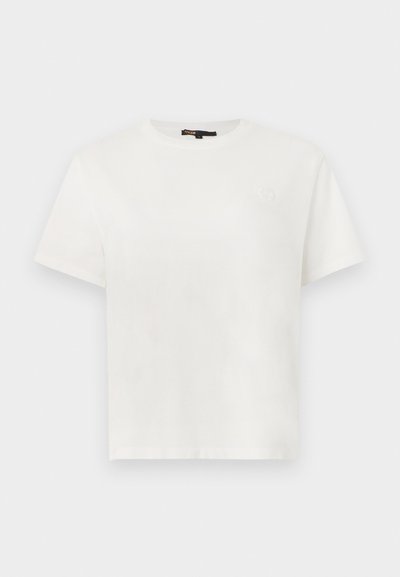 T-shirt blanc à manches courtes et col rond avec un petit logo de cœur en relief sur le côté gauche de la poitrine et une étiquette noire au niveau du col.