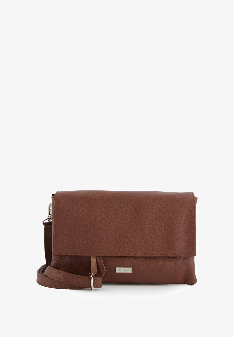 Sac en cuir brun texturé, porté croisé, avec fermeture à rabat, sangle ajustable et plaque logo Venezia en argent à l'avant.