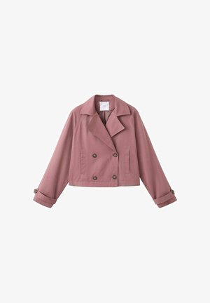 Krátka dvojradová bunda v prachovo ružovej farbe. Má veľké klopy, dve predné vrecká a vyhrnuté manžety s gombíkovými detailmi. Hladká textúra látky.