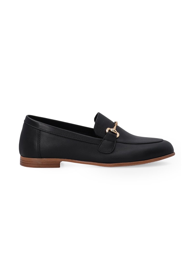 Schwarze Lederloafers mit einer flachen braunen Sohle, die ein dekoratives goldfarbenes Hardware-Detail auf der Oberseite aufweisen. Glatte Textur, klassisches Design.