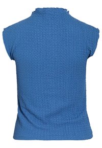 Blå, texturerad ärmlös topp med hög halsringning och volangkant. Tyget verkar krinklat, vilket ger en unik visuell och taktil kvalitet.