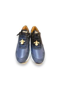 Sneakers blu navy con una combinazione di tessuti lisci e scamosciati, dettagli in oro a forma di ape, lacci neri e suola bianca imbottita.