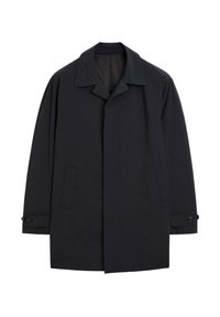 Sort trenchcoat lavet af et glat stof. Har en bred krave, forsat lukning med knapper og to sidelommer. Lange ærmer med knapmanchetter.