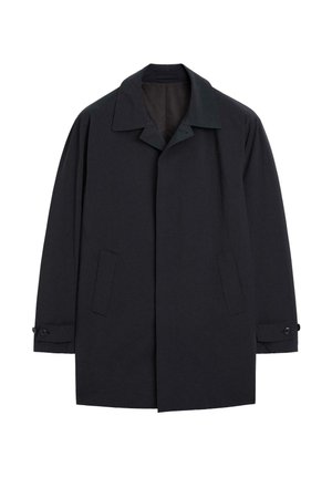 Cappotto nero realizzato in un tessuto liscio. Presenta un colletto ampio, chiusura frontale con bottoni e due tasche laterali. Maniche lunghe con polsini a bottoni.