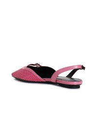 Scarpe slingback rosa con una texture intrecciata sulla punta, cinturino in pelle liscia, forma della punta a punta e un tacco nero basso. Dettaglio con fibbia regolabile.