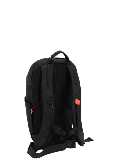 Sac à dos noir avec un dos et des bretelles rembourrés, doté d'une tirette de zip orange et d'un patch de marque rouge. Tissu texturé avec un design élégant.