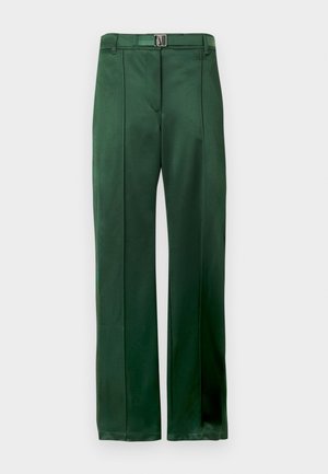 Pantalon en satin vert à coupe droite, doté d'une ceinture plate à l'avant et de plis discrets, offrant un aspect lisse et élégant.