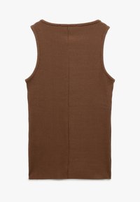 Brun ribbet strikket tanktop med rund halsudskæring og uden ærmer. Glat tekstur, tætsiddende pasform og ingen synlige hardware eller mønstre.