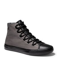 Baskets montantes avec une tige en toile grise et des accents en cuir noir. Elles disposent de lacets noirs et d'une semelle en caoutchouc texturée pour une meilleure adhérence.