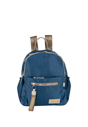 Mochila de tela azul marino con dos correas ajustables metálicas doradas y bolsillo frontal con cremallera. Cuenta con etiqueta de la marca y textura suave.