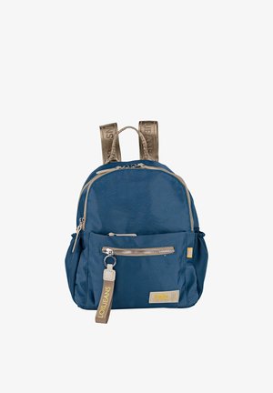 Mochila de tela azul marino con dos correas ajustables metálicas doradas y bolsillo frontal con cremallera. Cuenta con etiqueta de la marca y textura suave.
