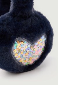 Fodera per orecchie in velluto blu navy con una finestra a forma di cuore che presenta all'interno paillettes colorate a forma di stella, texture morbida, struttura rotonda.