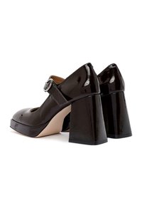 Zwarte lakleren schoenen met blokhak, een ronde neus, enkelbandje en ronde gesp. Kenmerkt een gladde textuur en een stevige hakontwerp.