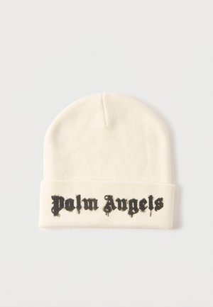 Kremowa dzianinowa czapka z daszkiem, z czarnym haftem tekstu "Palm Angels" w gotyckim stylu.