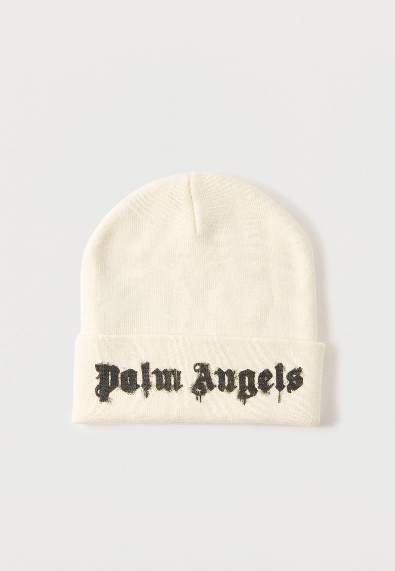 Κρεμ πλεκτός σκούφος με διπλωμένη γείσο, διακοσμημένος με μαύρο κείμενο σε γοτθικό στιλ «Palm Angels» κεντημένο.